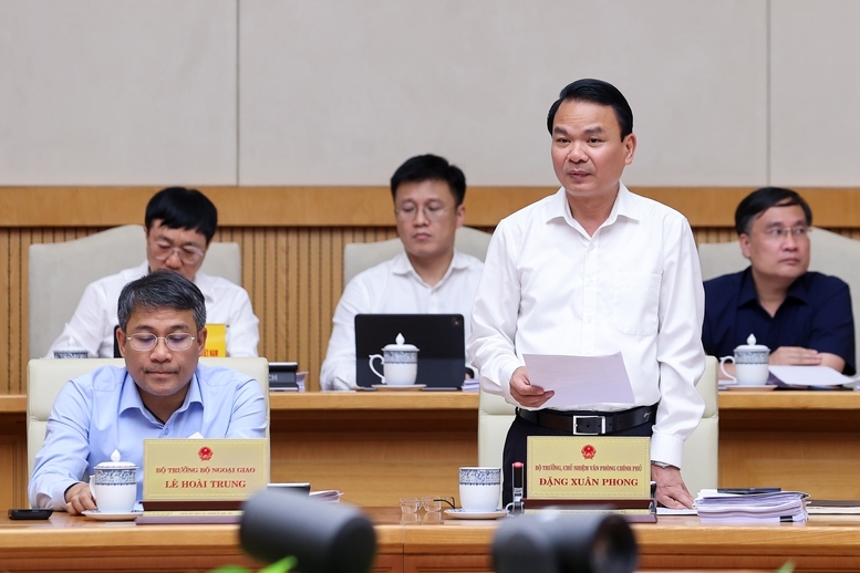 Bộ trưởng, Chủ nhiệm Văn phòng Chính phủ Đặng Xuân Phong báo cáo tại phiên họp - Ảnh: VGP/Nhật Bắc