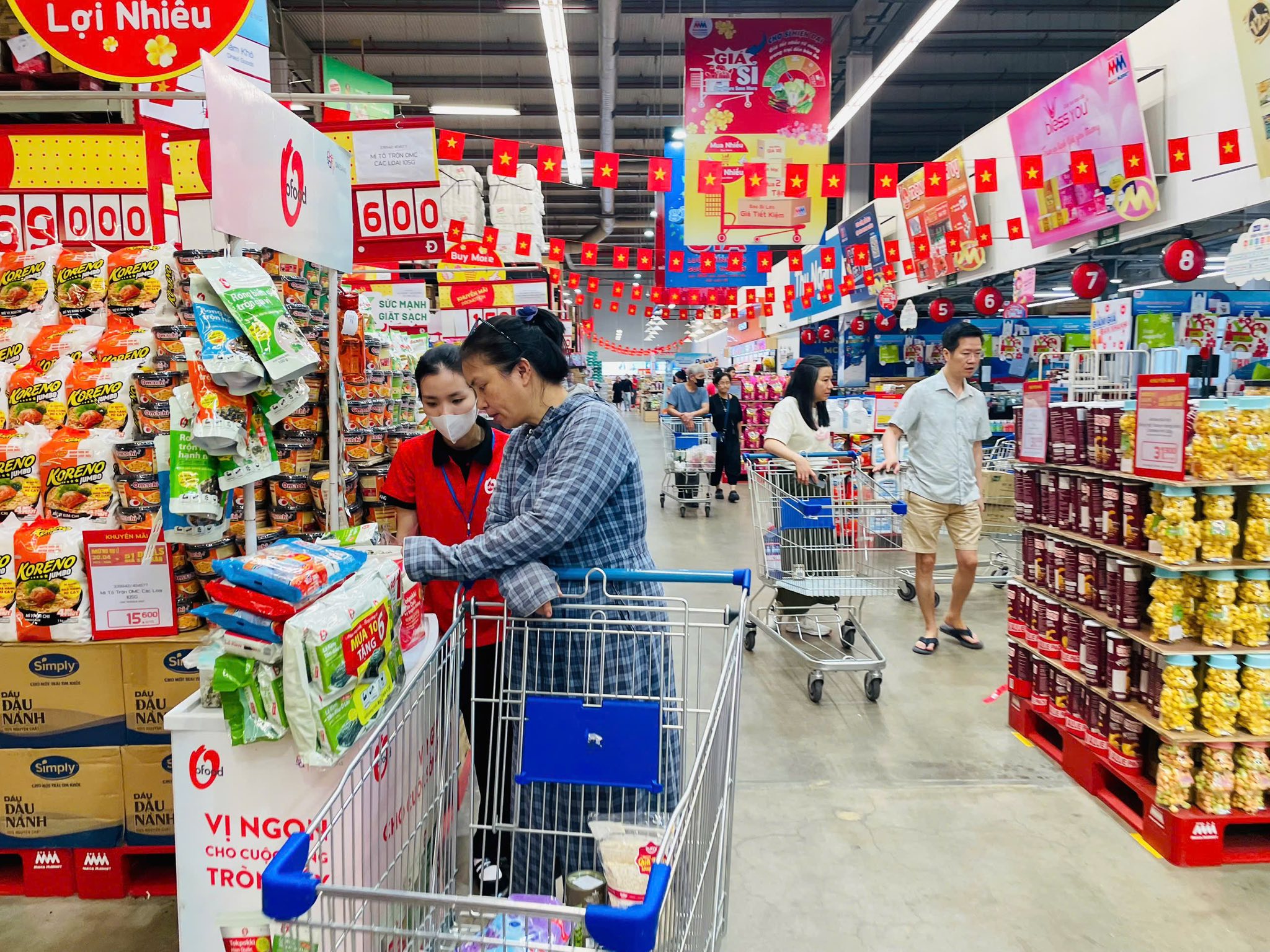Trong những ngày nghỉ lễ 30/4 và 1/5, bên cạnh việc đến các điểm vui chơi giải trí, người dân cũng đến các siêu thị, trung tâm thương mại tham quan, mua sắm.&nbsp;