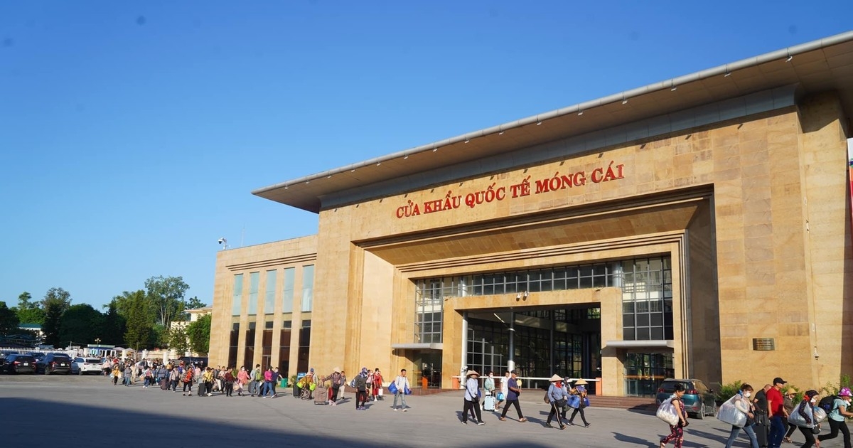 Ở&nbsp;Quảng Ninh, cửa khẩu quốc tế Móng Cái ghi nhận khoảng 20.000 lượt người xuất nhập cảnh mỗi ngày.&nbsp;