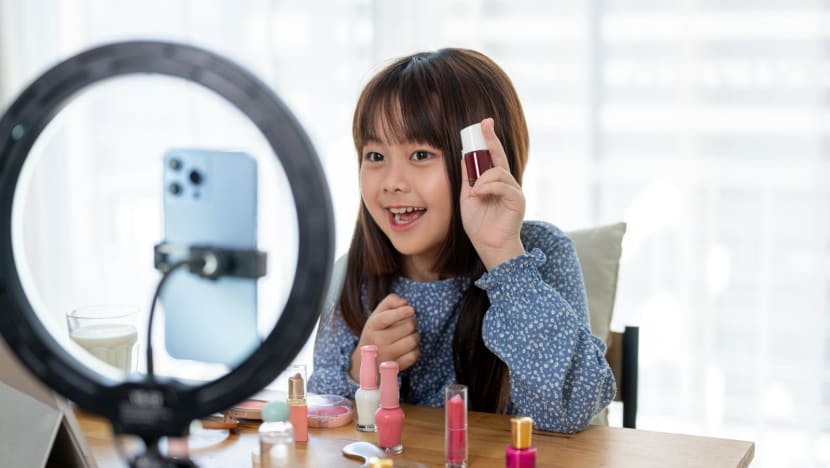 Các thương hiệu&nbsp;ký hợp đồng với phụ huynh, và phụ huynh được kỳ vọng sẽ chịu trách nhiệm bảo vệ trẻ.