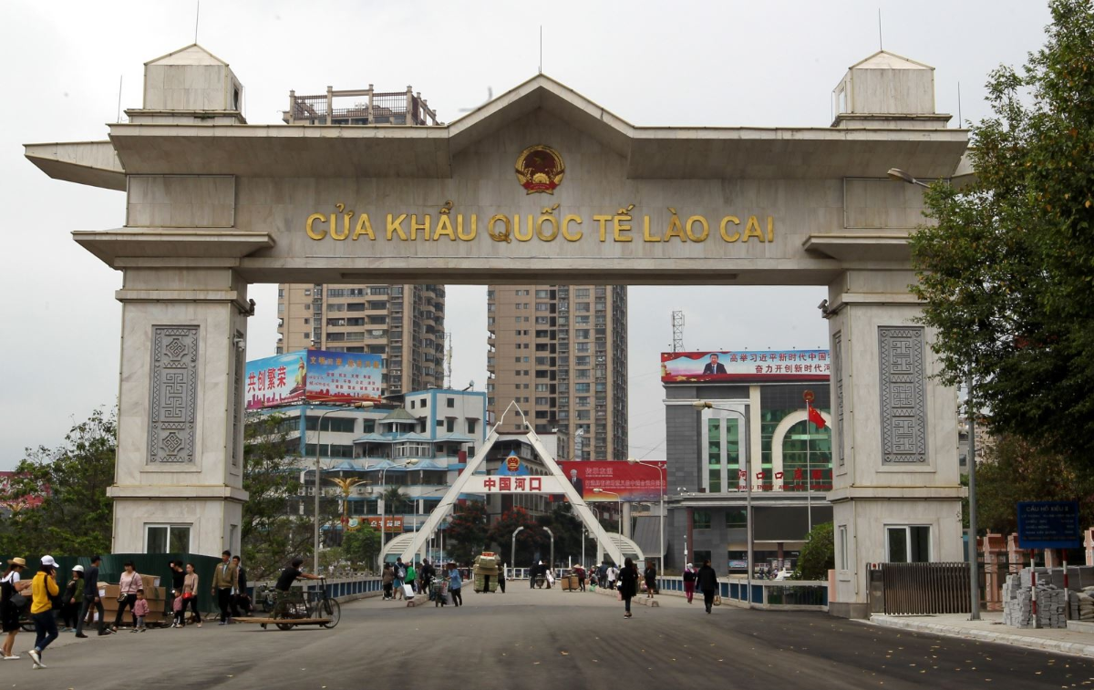 Lượng du khách quan tâm tour đường bộ Trung Quốc qua cửa khẩu Lào Cai tăng mạnh nhờ mức giá tốt, thủ tục thuận tiện.