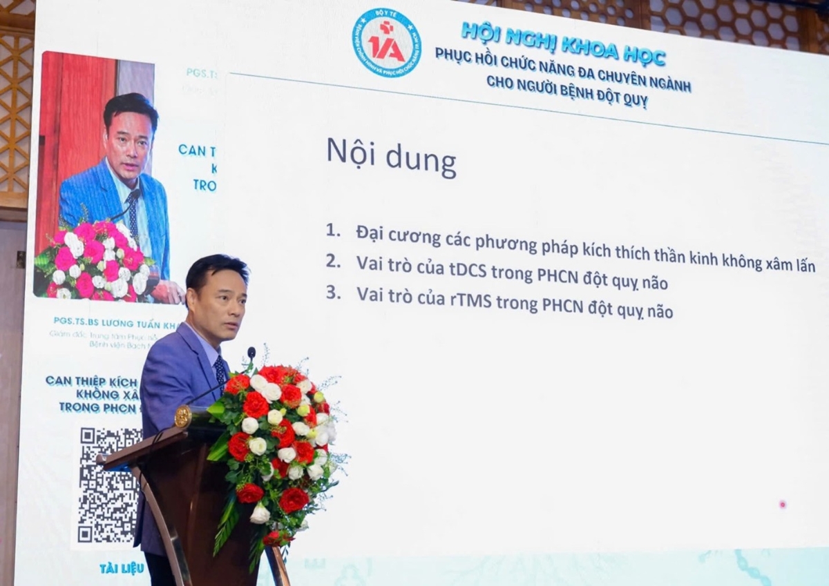 PGS.TS.BS. Lương Tuấn Khanh, Giám đốc Trung tâm Phục hồi chức năng, Bệnh viện Bạch Mai, trình bày các kỹ thuật kích thích não không xâm lấn trong phục hồi chức năng đột quỵ