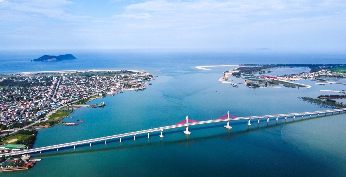 Đại lộ Vinh - Cửa Lò kết nối với tuyến đường ven biển góp phần thúc đẩy phát triển kinh tế, đảm bảo quốc phòng, an ninh. Ảnh: Thành Cường
