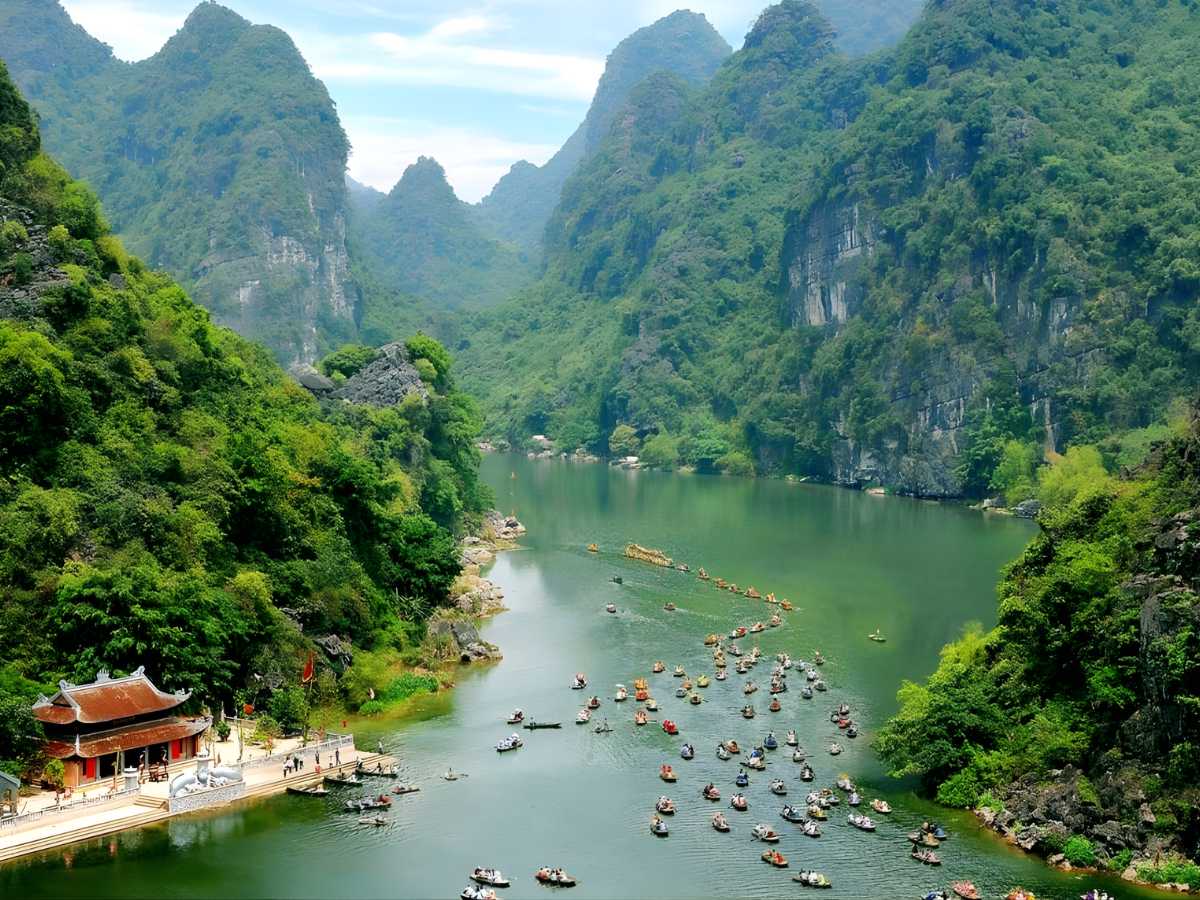 Trong dịp nghỉ lễ từ ngày 25/4 đến ngày 3/5, toàn tỉnh Ninh Bình ước đón 2,77 triệu lượt khách.