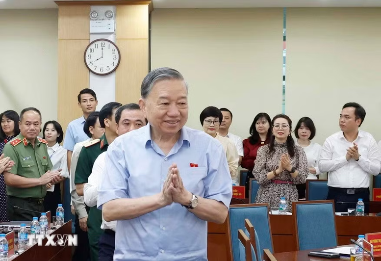 Tổng Bí thư, Chủ tịch nước Tô Lâm cùng các thành viên Đoàn đại biểu Quốc hội thành phố Hà Nội, đơn vị bầu cử số 1 đến tiếp xúc cử tri - Ảnh: TTXVN