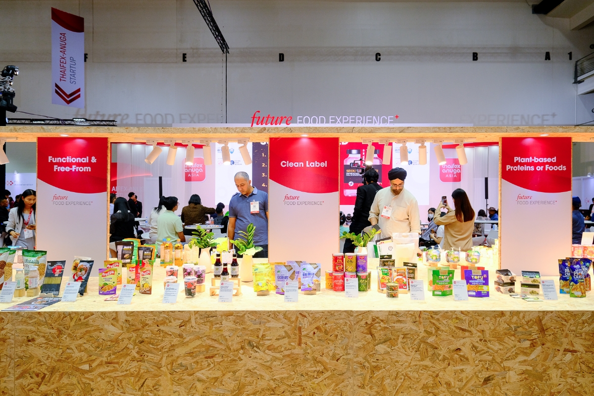 Ảnh chụp tại khu vực sự kiện Future Food Experience - nơi tập trung trưng bày về xu hướng thực phẩm tương lai, các sản phẩm mới, sáng tạo, hướng đến sức khỏe và thị hiếu tiêu dùng hiện đại.