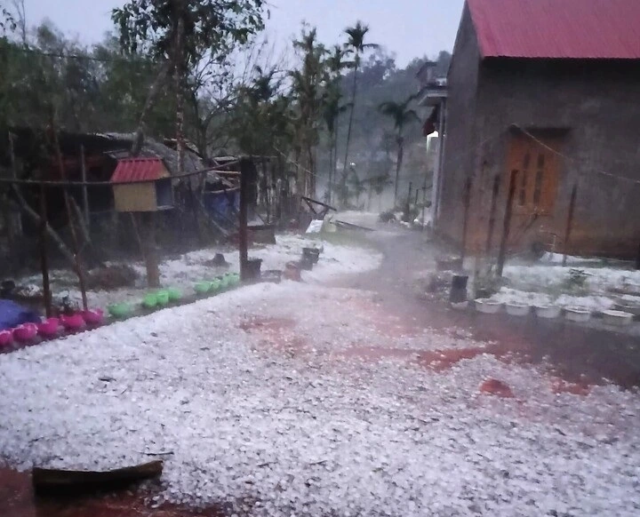 Mưa đá tại xã Yên Trạch, tỉnh Thái Nguyên. Ảnh: Văn Chương