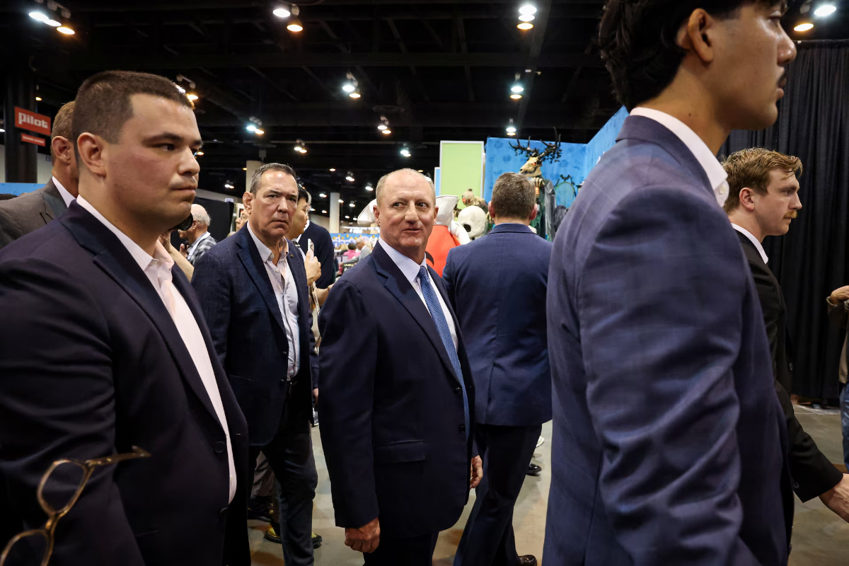 CEO Greg Abel (giữa ảnh) của Berkshire Hathaway tại đại hội cổ đông thường niên ở Omaha ngày 2/5/2026 - Ảnh: Reuters.