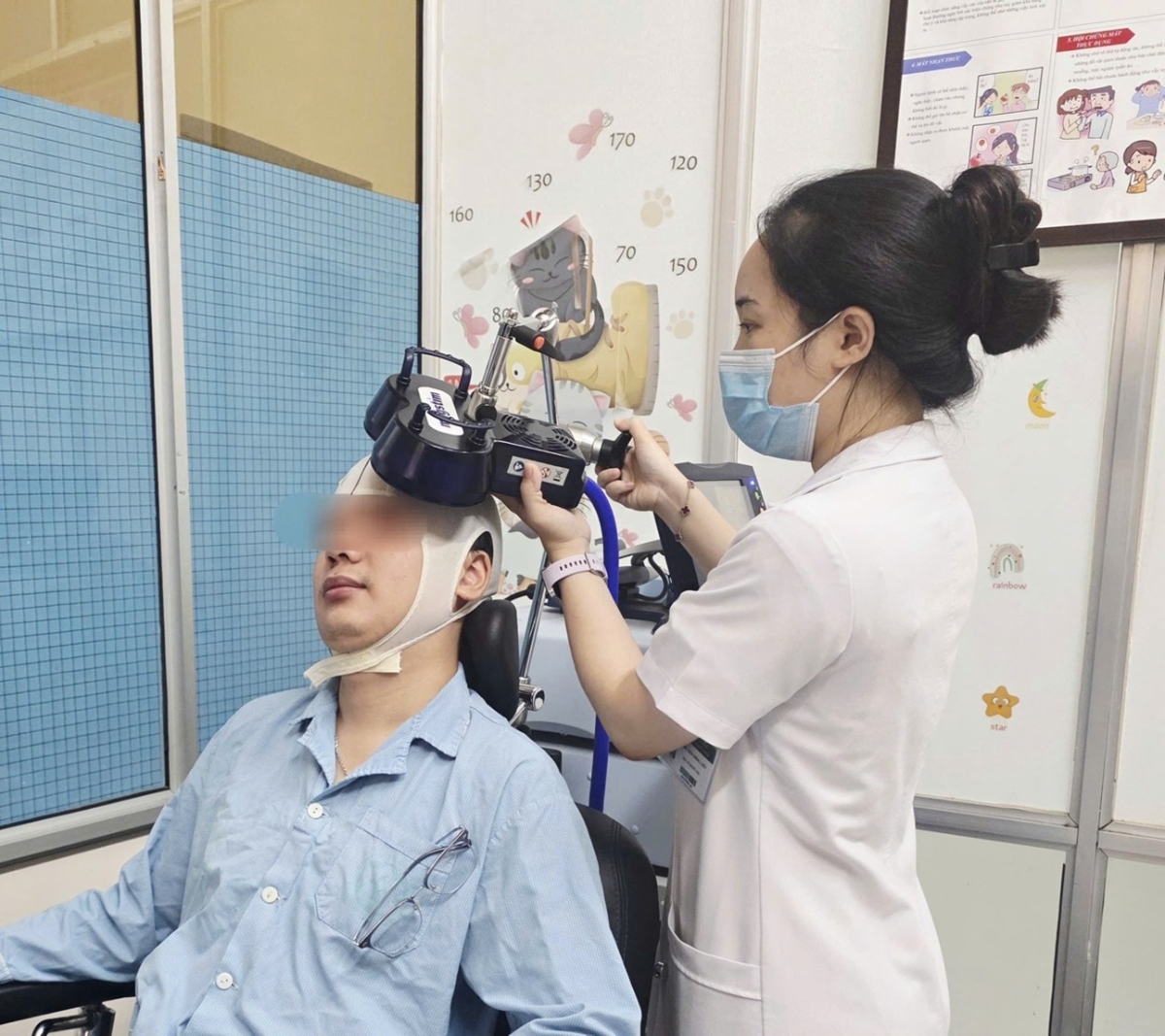 Người bệnh điều trị kích thích&nbsp;từ trường xuyên sọ.