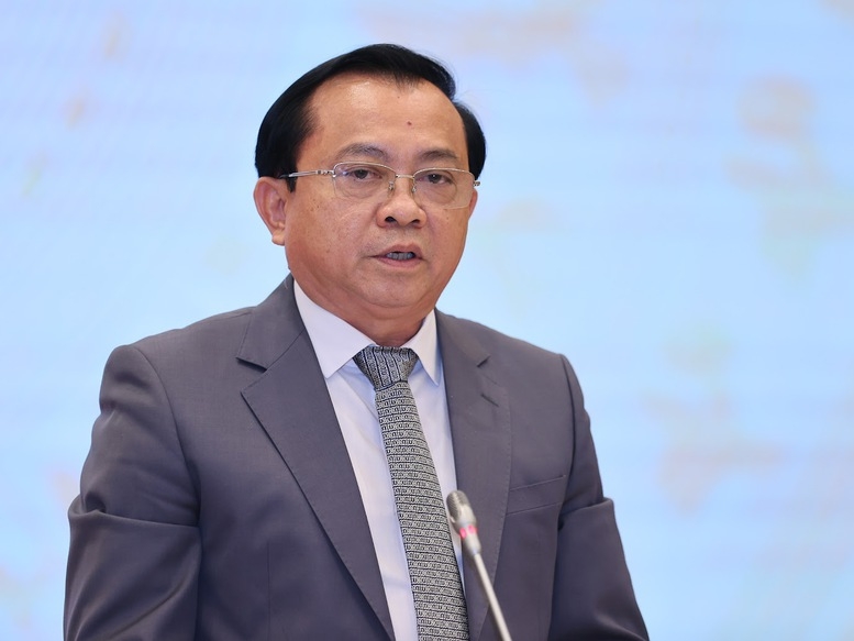 Thứ trưởng Bộ Tài chính Lê Tấn Cận trả lời câu hỏi của báo chí - Ảnh: VG