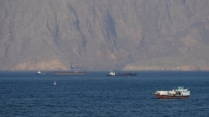 Tàu thuyền trên eo biển Hormuz, ngoài khơi Musandam, Oman, vào tháng trước - Ảnh: Reuters