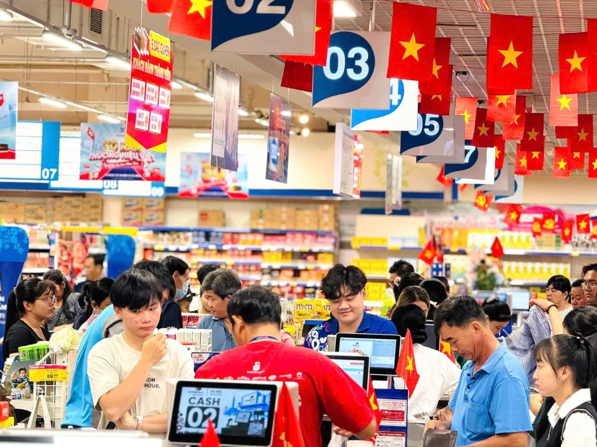 Đến ngày cuối cùng của kỳ nghỉ lễ, nhiều siêu thị lớn trên địa bàn TP.HCM vẫn nhộn nhịp người mua sắm. 