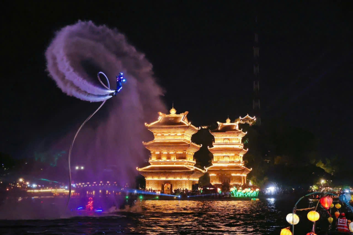 Lần đầu tiên, bộ môn thể thao mạo hiểm trên nước – Flyboard – xuất hiện tại Phố cổ Hoa Lư.