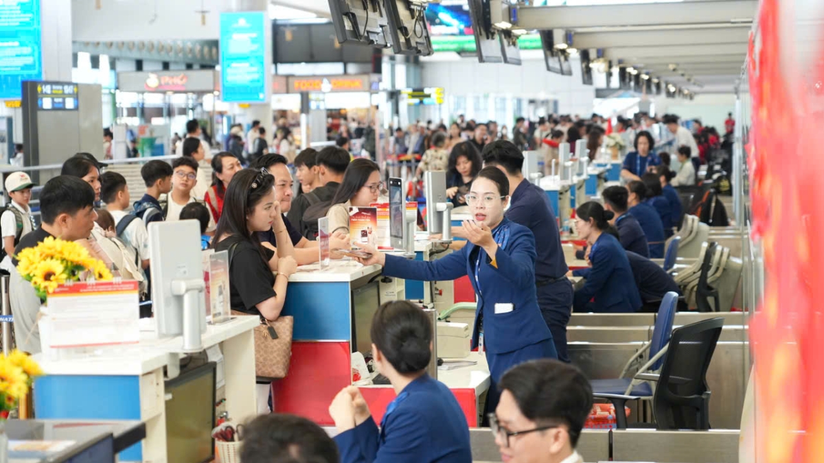 Nhu cầu di chuyển tập trung vào một số khung thời gian ngắn khiến các hãng dù&nbsp;tăng chuyến vẫn khó có thể “giãn” áp lực.