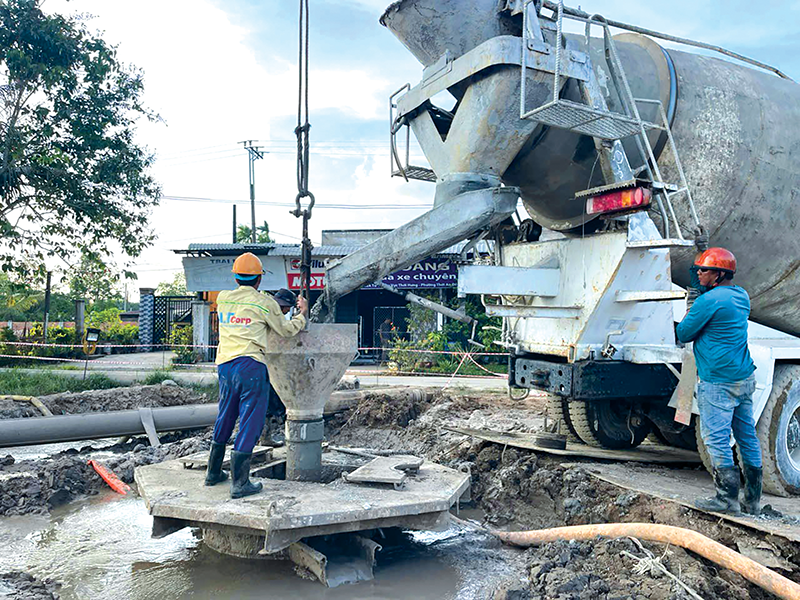 Thi công tuyến đường tỉnh 917 - Ảnh: Anh Khoa/Báo Cần Thơ
