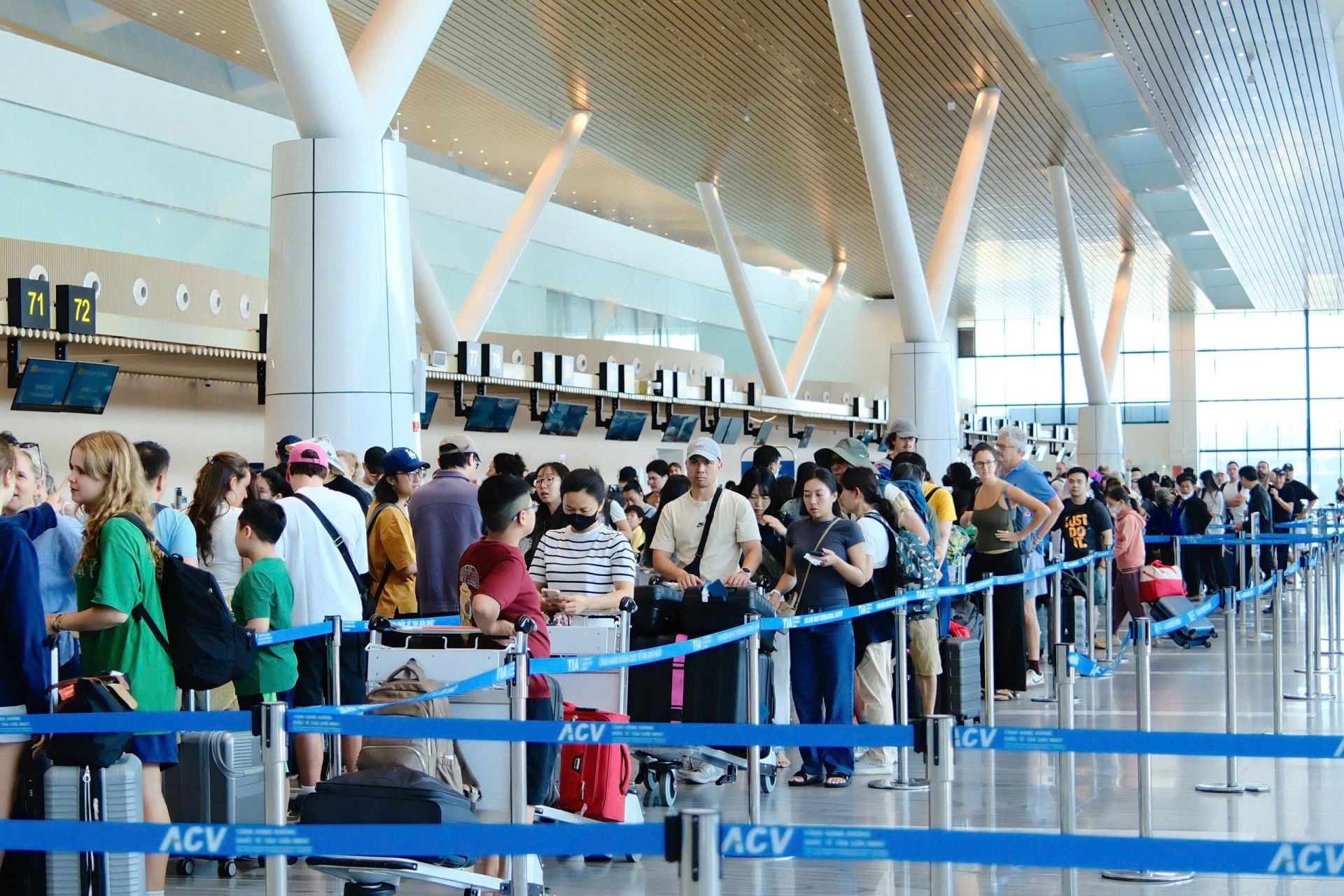 Sân bay Tân Sơn Nhất ngày 3/5 ghi nhận tới 795 chuyến bay đi và đến.