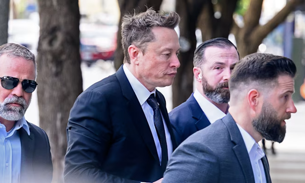 Tỷ phú Elon Musk (chính giữa) - Ảnh: Getty Images