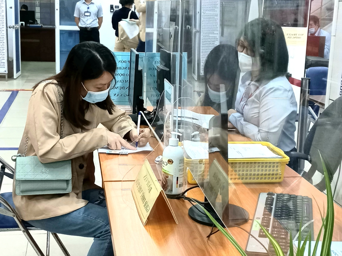 Người lao động làm thủ tục hưởng chế độ liên quan đến bảo hiểm. Ảnh: N.D. 