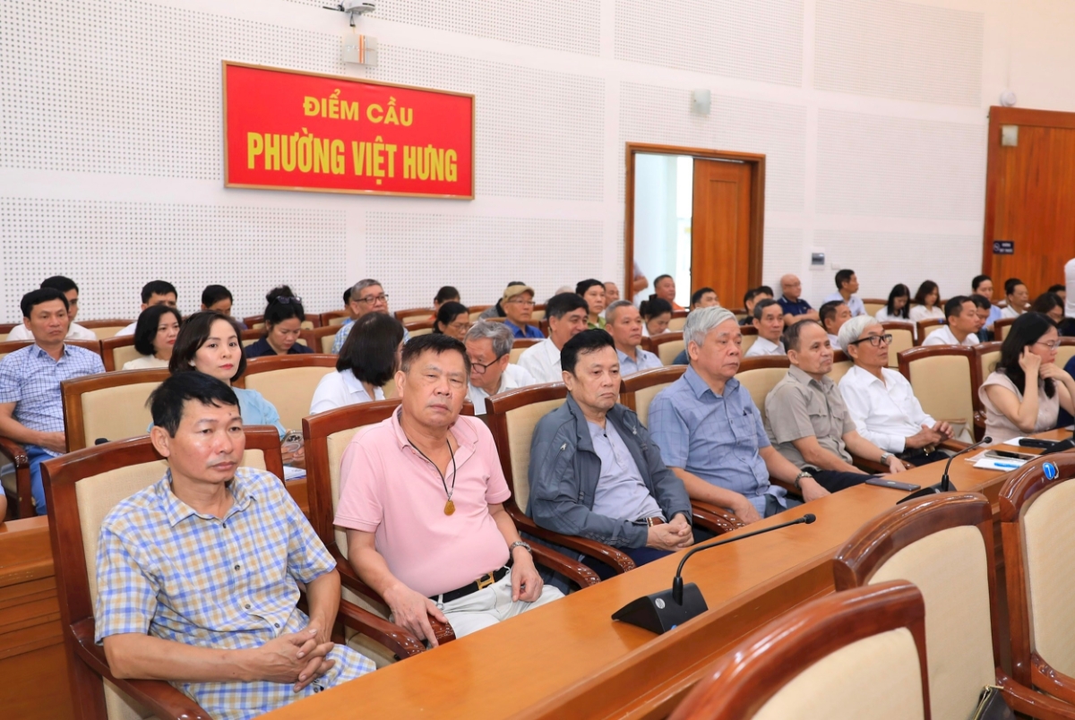 Cử tri tham dự hội nghị tiếp xúc đại biểu Quốc hội tại điểm cầu phường Việt Hưng.&nbsp;Ảnh: Hanoimoi