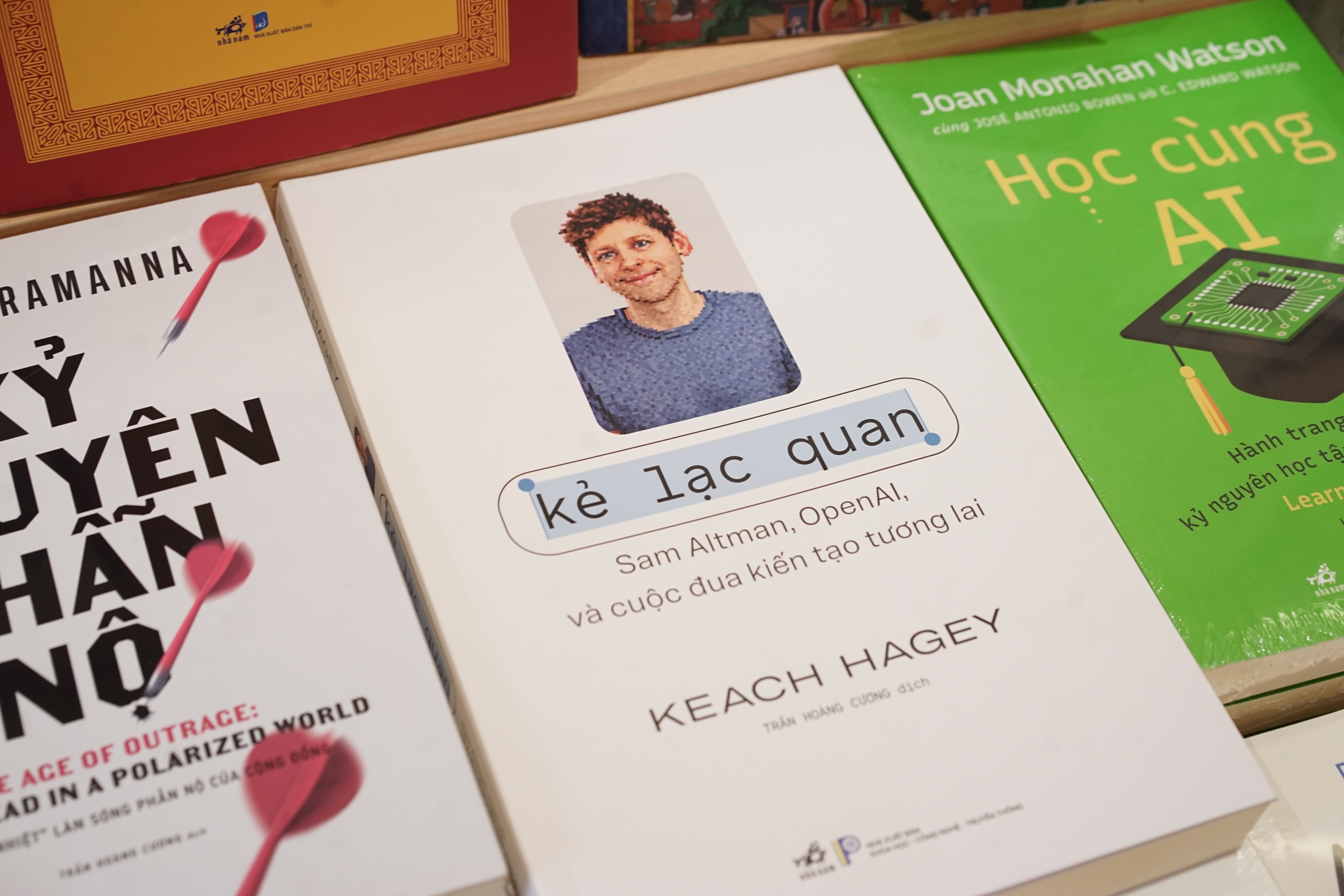 Kẻ Lạc Quan không đơn thuần là cuốn tiểu sử, nó còn là một góc nhìn được diễn giải trực quan, dễ tiếp cận, giúp độc giả hiểu rõ hơn về tốc độ phát triển chóng mặt, những tiềm năng và cả những mối nguy hiểm mà trí tuệ nhân tạo có thể mang lại.