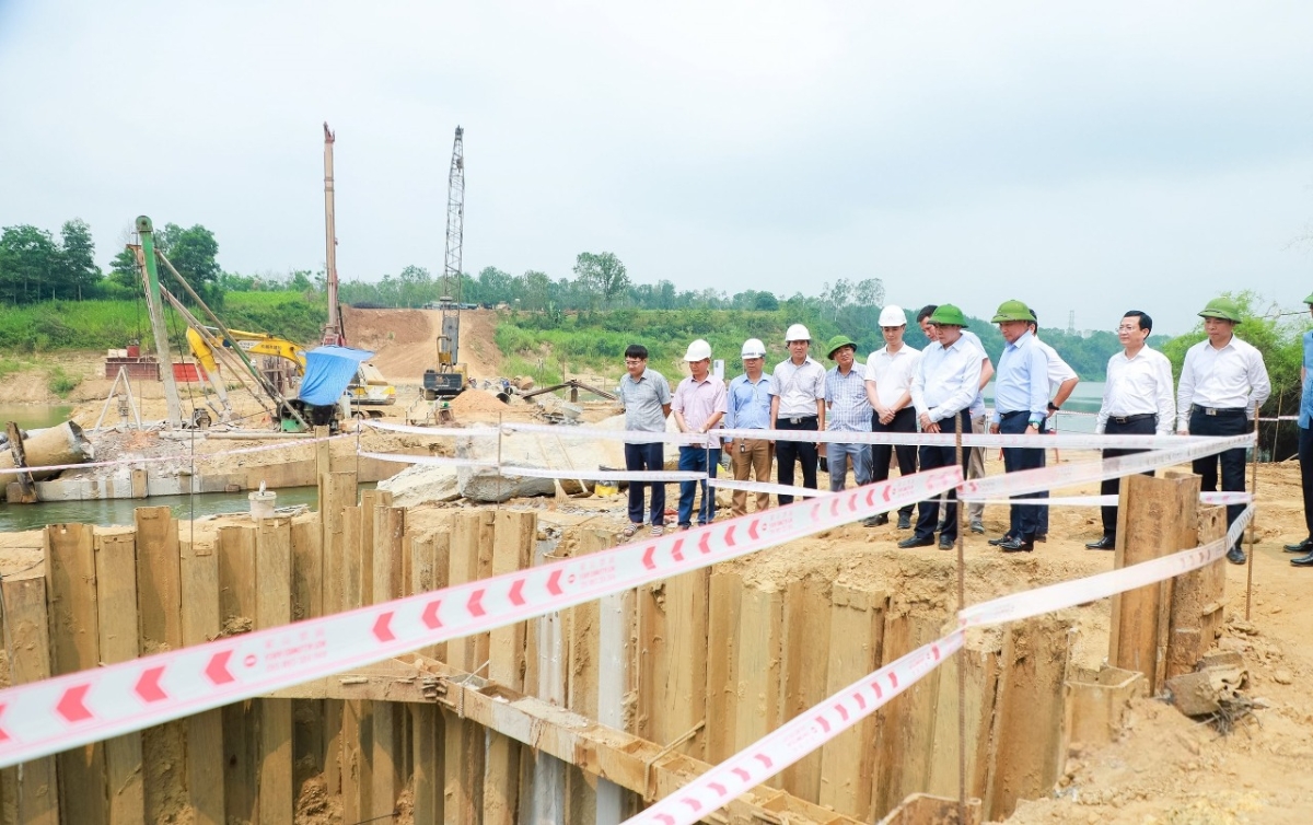 Chủ tịch UBND tỉnh Võ Trọng Hải và đoàn công tác kiểm tra tiến độ tại công trường thi công cầu Hiếu III nối phường Thái Hòa và phường Tây Hiếu. Ảnh: Thành Duy