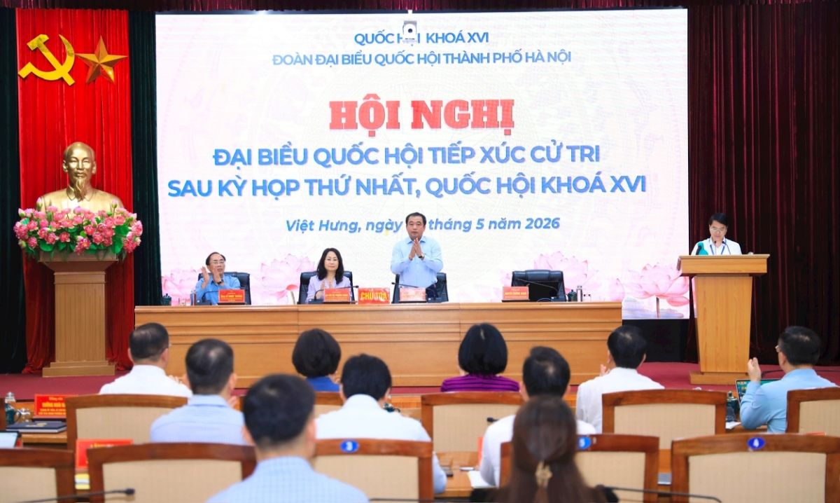 Bí thư Thành ủy Hà Nội Trần Đức Thắng và các đại biểu Quốc hội tại hội nghị tiếp xúc cử tri. Ảnh: Hanoimoi