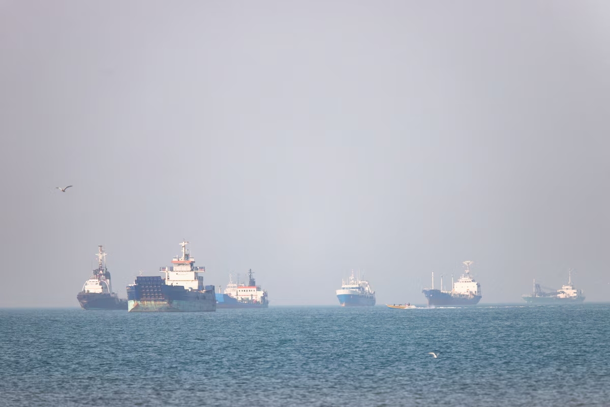 Tàu bè ở eo biển Hormuz khu vực gần Iran hôm 4/5/2026 - Ảnh: ISNA/Reuters.