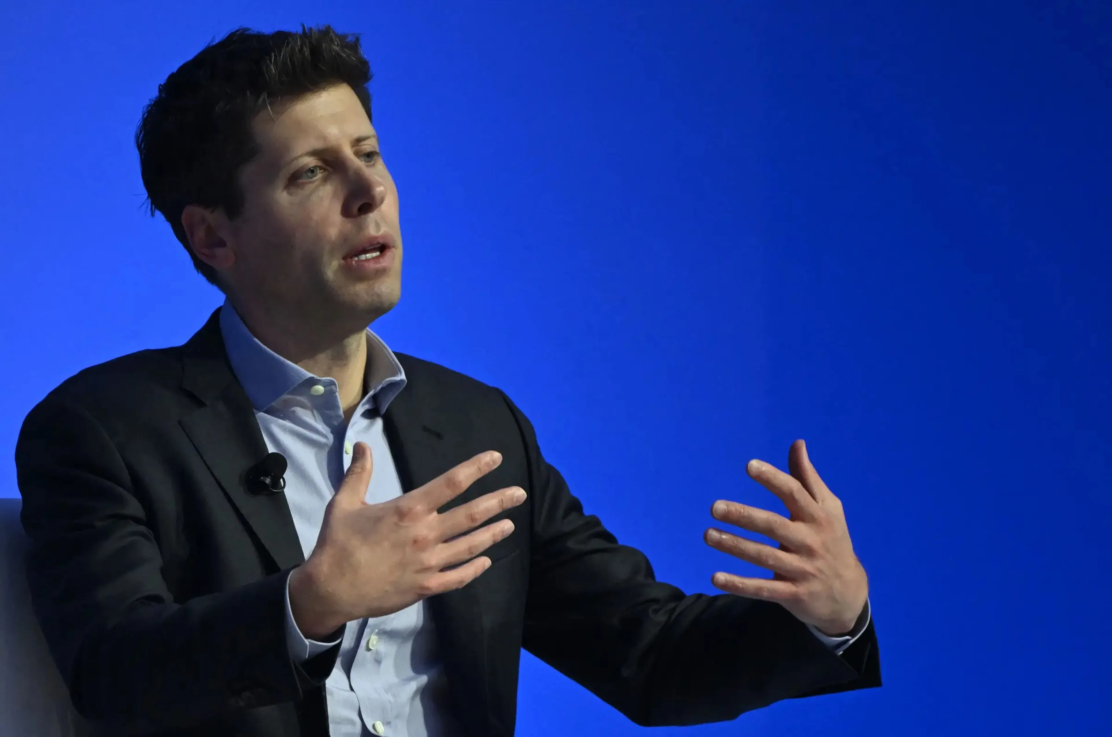 Sam Altman đã tài trợ và tham gia những thử nghiệm rộng rãi về thu nhập cơ bản phổ quát (UBI) để ứng phó với những dịch chuyển của lực lượng lao động trong tương lai.