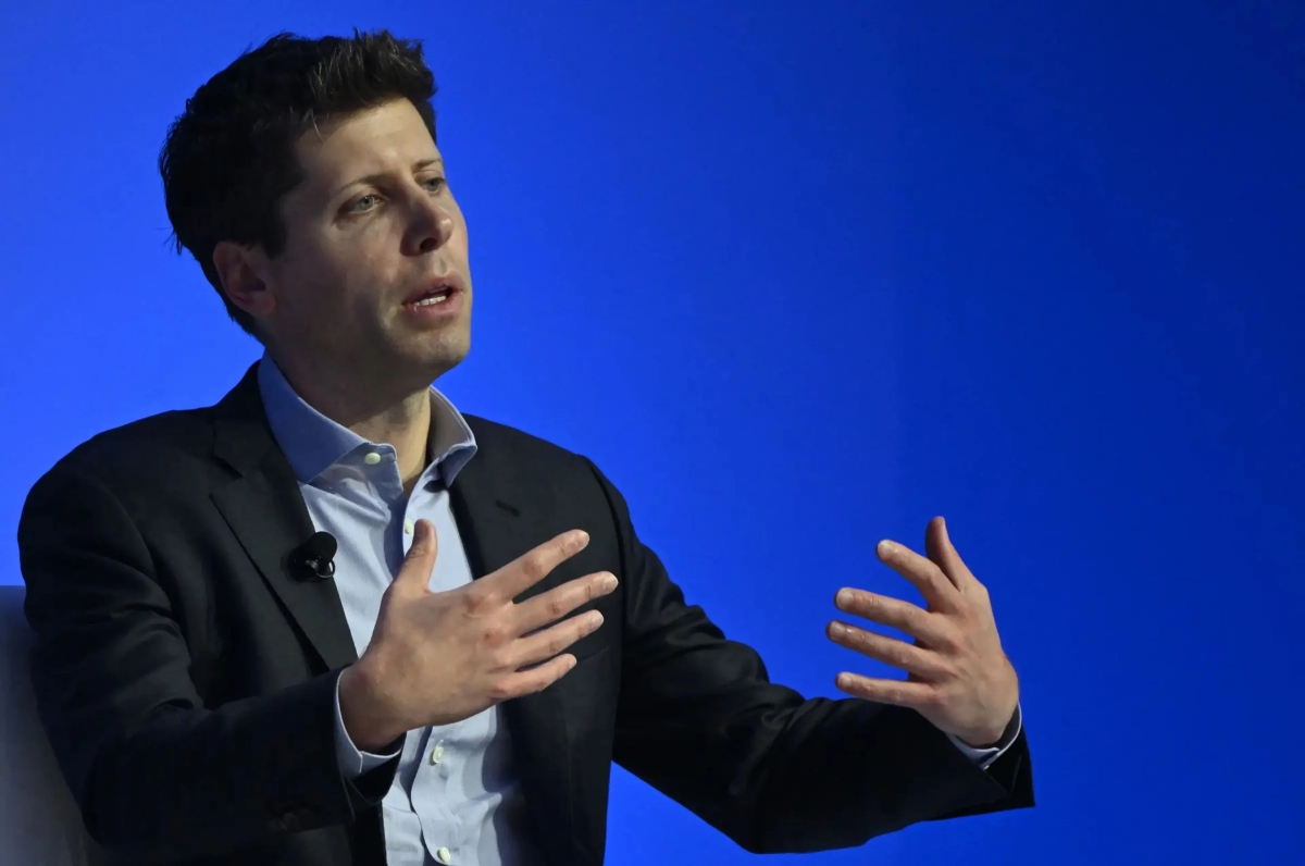 Sam Altman đã tài trợ và tham gia những thử nghiệm rộng rãi về thu nhập cơ bản phổ quát (UBI) để ứng phó với những dịch chuyển của lực lượng lao động trong tương lai.