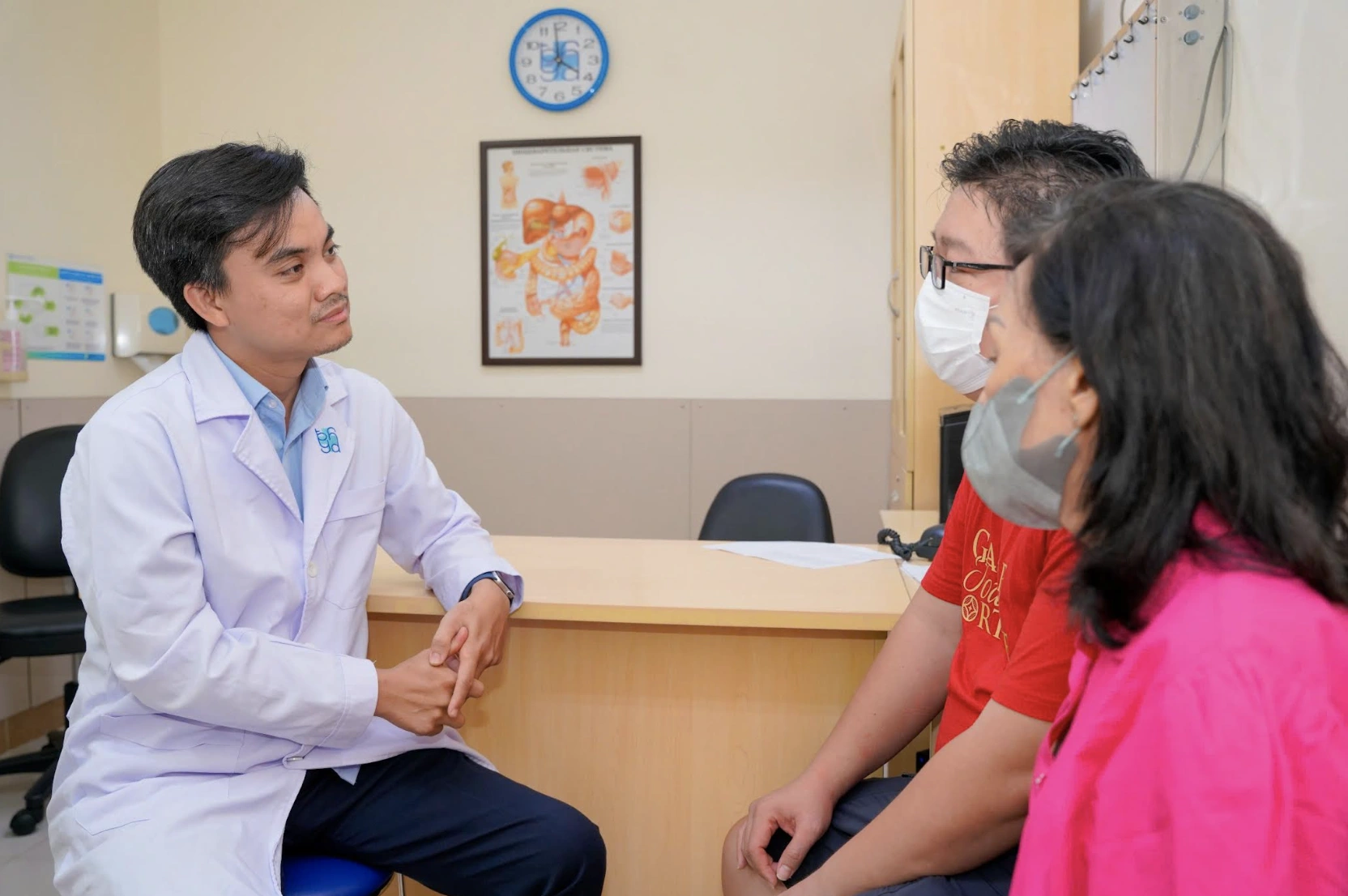 Bác sĩ Bệnh viện Đại học Y Dược TP.HCM khám và theo dõi tình trạng phục hồi cho người bệnh.