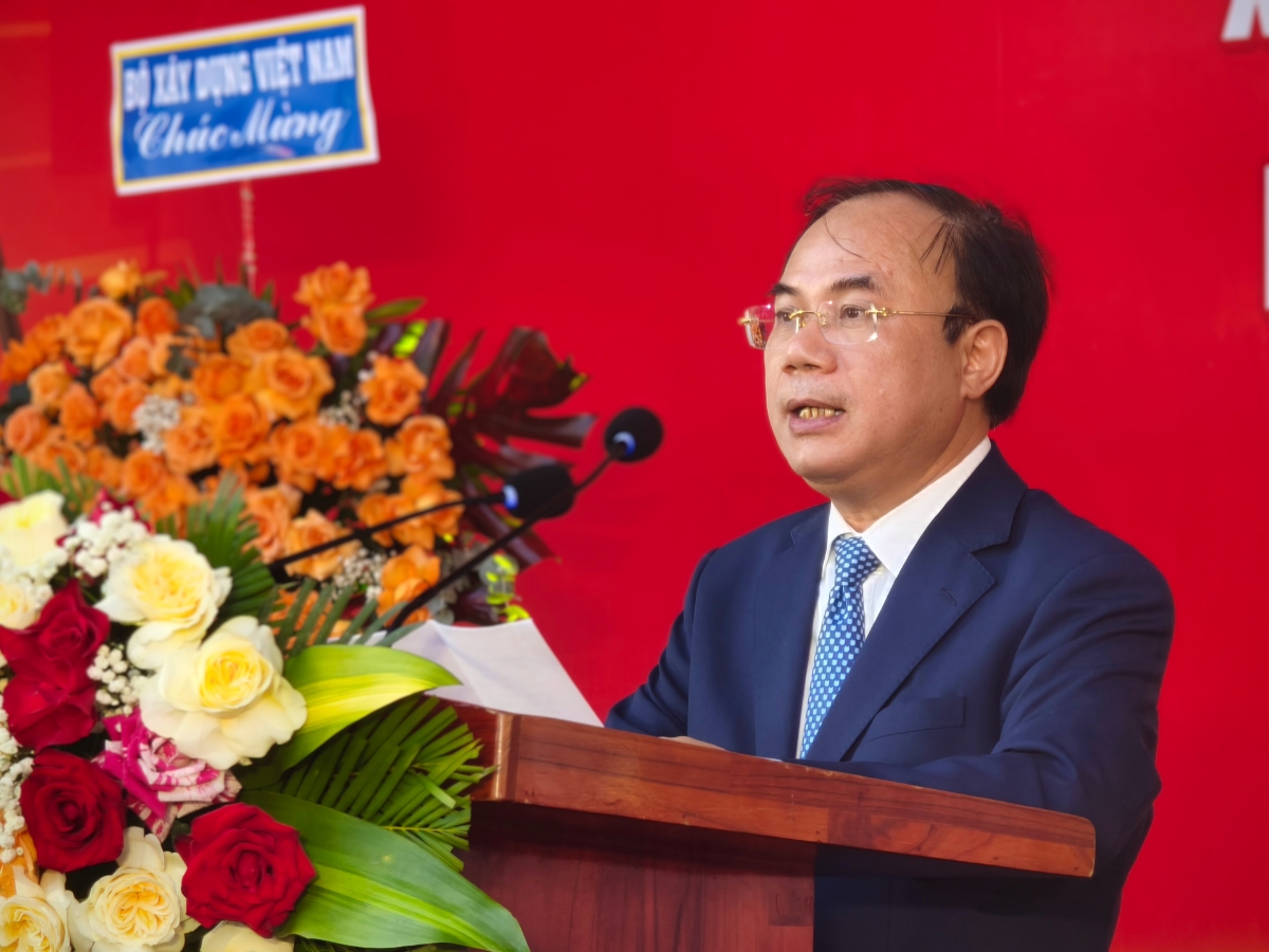 Thứ trưởng Nguyễn Văn Sinh phát biểu khai mạc triển lãm Vietbuild 2026 - Ảnh: Quang Hiếu