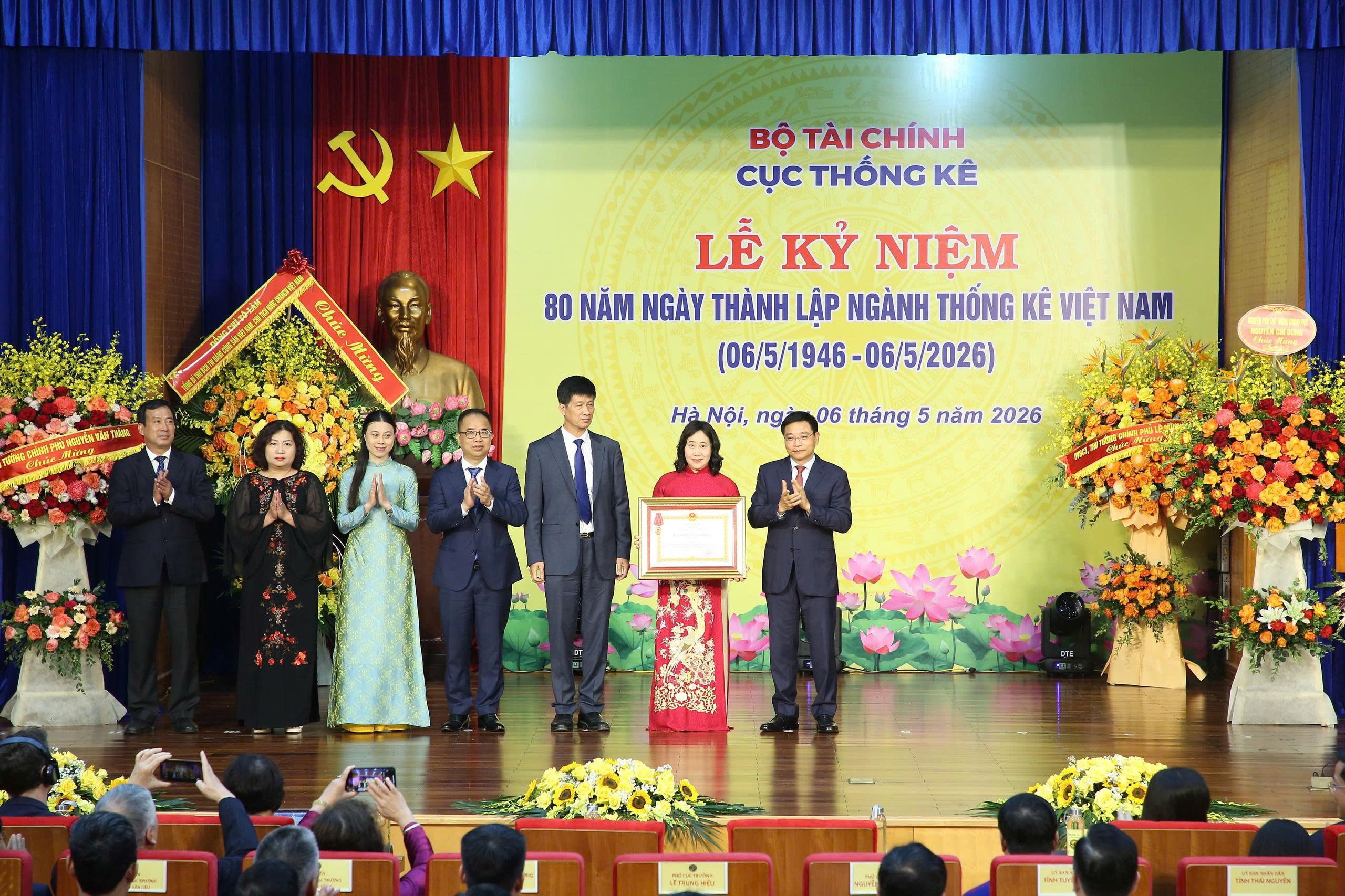 Thay mặt lãnh đạo Đảng, Nhà nước, Phó Thủ tướng Nguyễn Văn Thắng trao Huân chương Lao động hạng Nhất tặng Cục Thống kê.