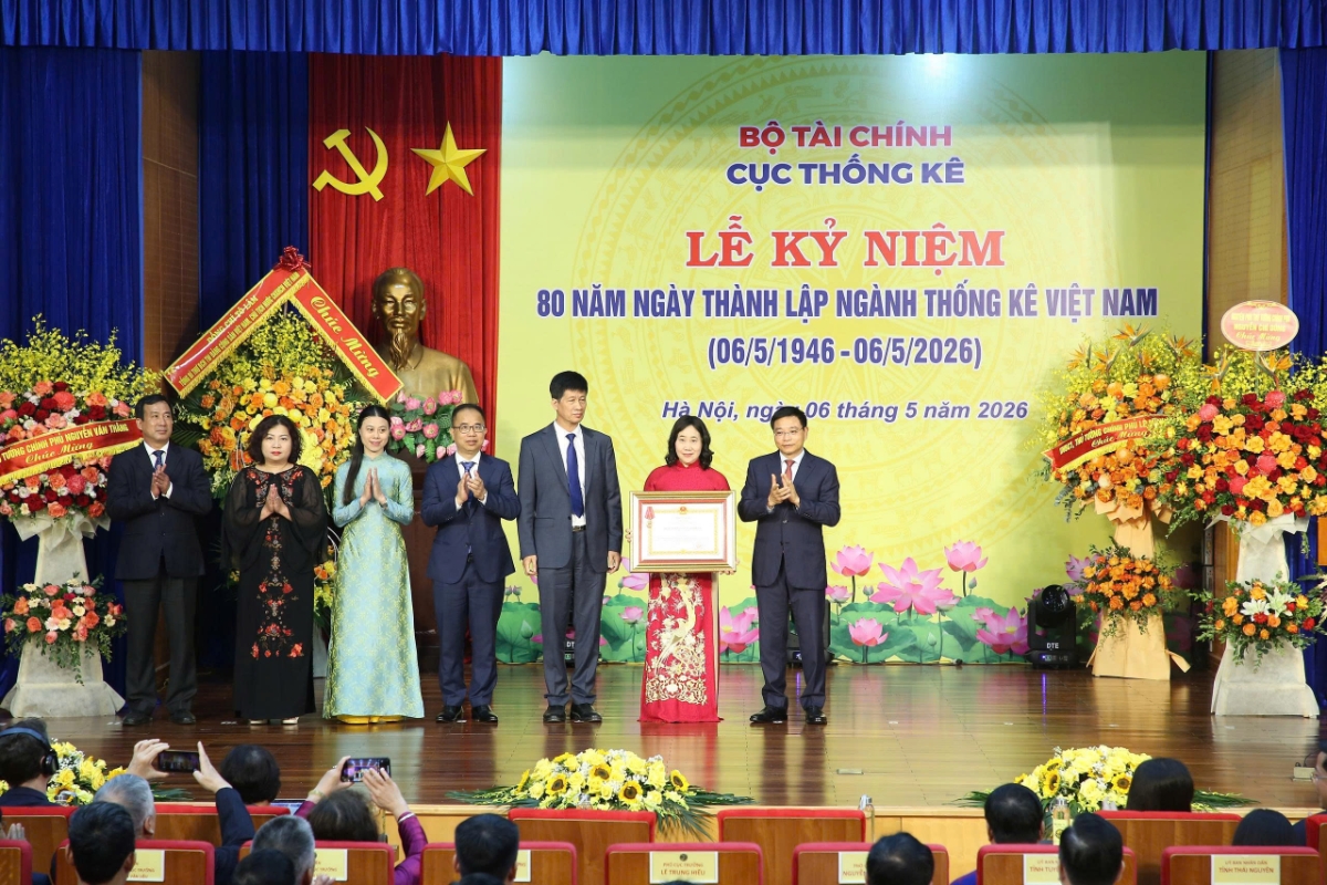 Thay mặt lãnh đạo Đảng, Nhà nước, Phó Thủ tướng Nguyễn Văn Thắng trao Huân chương Lao động hạng Nhất tặng Cục Thống kê.