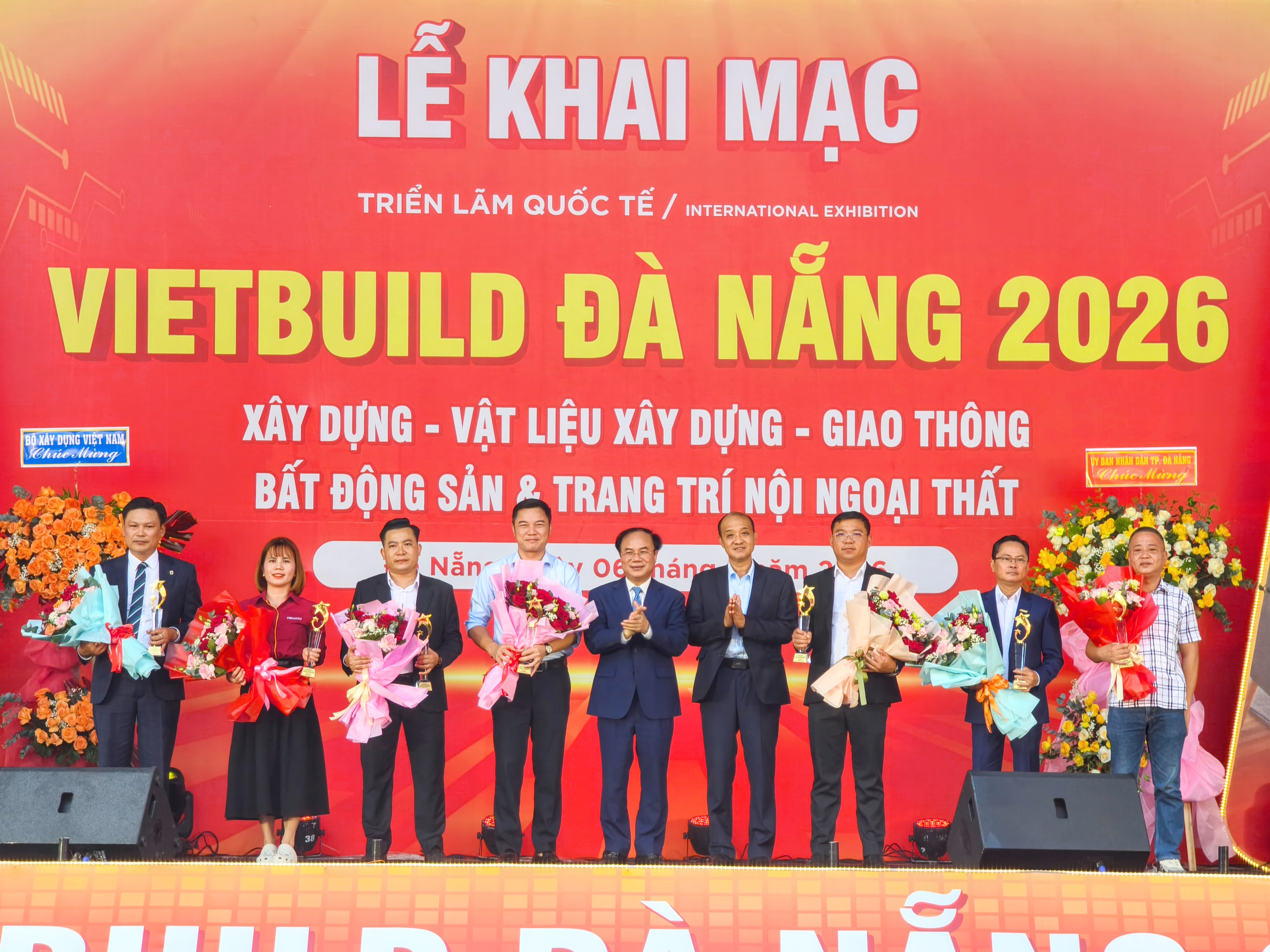 Lãnh đạo Bộ Xây dựng và TP. Đà Nẵng trao giải các gian hàng ấn tượng tại triển lãm - Ảnh: Quang Hiếu