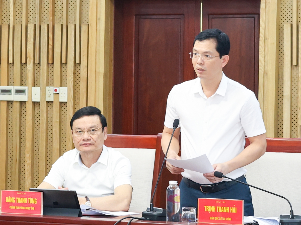 Giám đốc Sở Tài chính Nghệ An Trịnh Thanh Hải báo cáo tình hình thực hiện và giải ngân kế hoạch đầu tư công 4 tháng đầu năm tại&nbsp;hội nghị trực tuyến toàn tỉnh&nbsp;