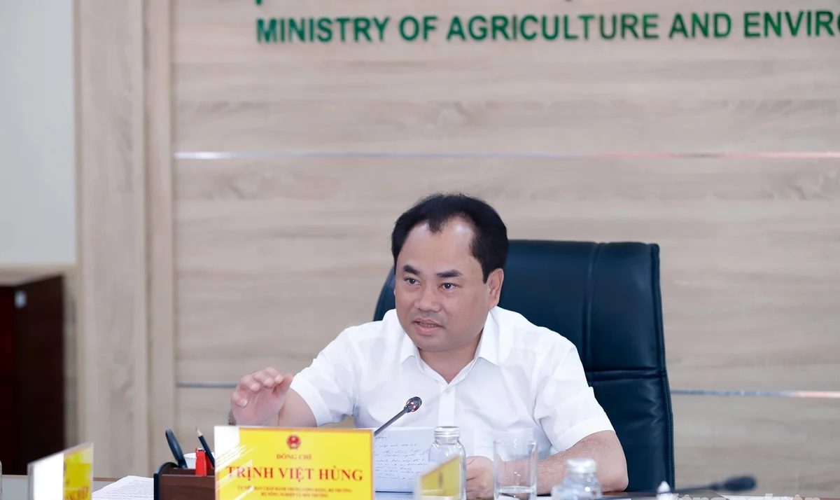 Bộ trưởng Trịnh Việt Hùng: 