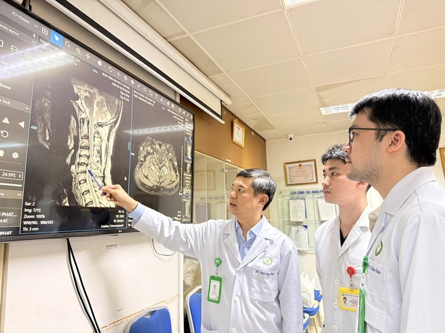 Các bác sĩ&nbsp;Bệnh viện Hữu nghị Việt Đức điều trị cho&nbsp;người bệnh bị hẹp ống sống cổ đa tầng.