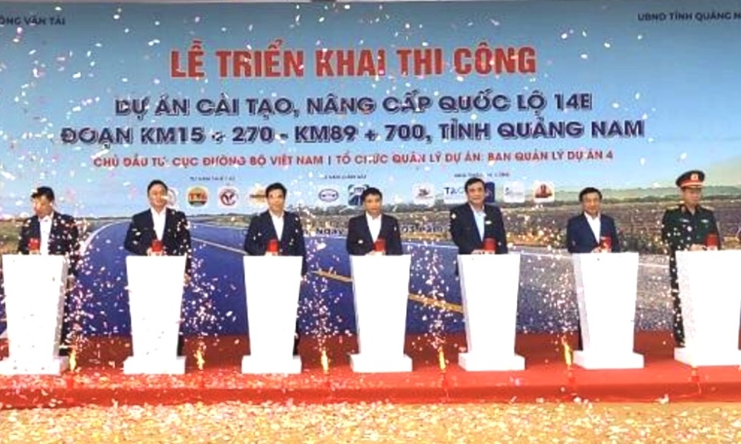 Dự án cải tạo, nâng cấp Quốc lộ 14E, sau khi khởi công do vướng giải phóng mặt bằng phải điều chỉnh kéo dài thời gian hoàn thành đến tháng 10/2026. Trong ảnh: Thực hiện ngji thức khởi công dự án.