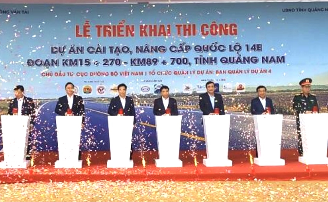 Dự án cải tạo, nâng cấp Quốc lộ 14E, sau khi khởi công do  vướng giải phóng mặt bằng phải điều chỉnh kéo dài thời gian hoàn thành đến tháng 10/2026. Trong ảnh: Thực hiện ngji thức khởi công dự án.