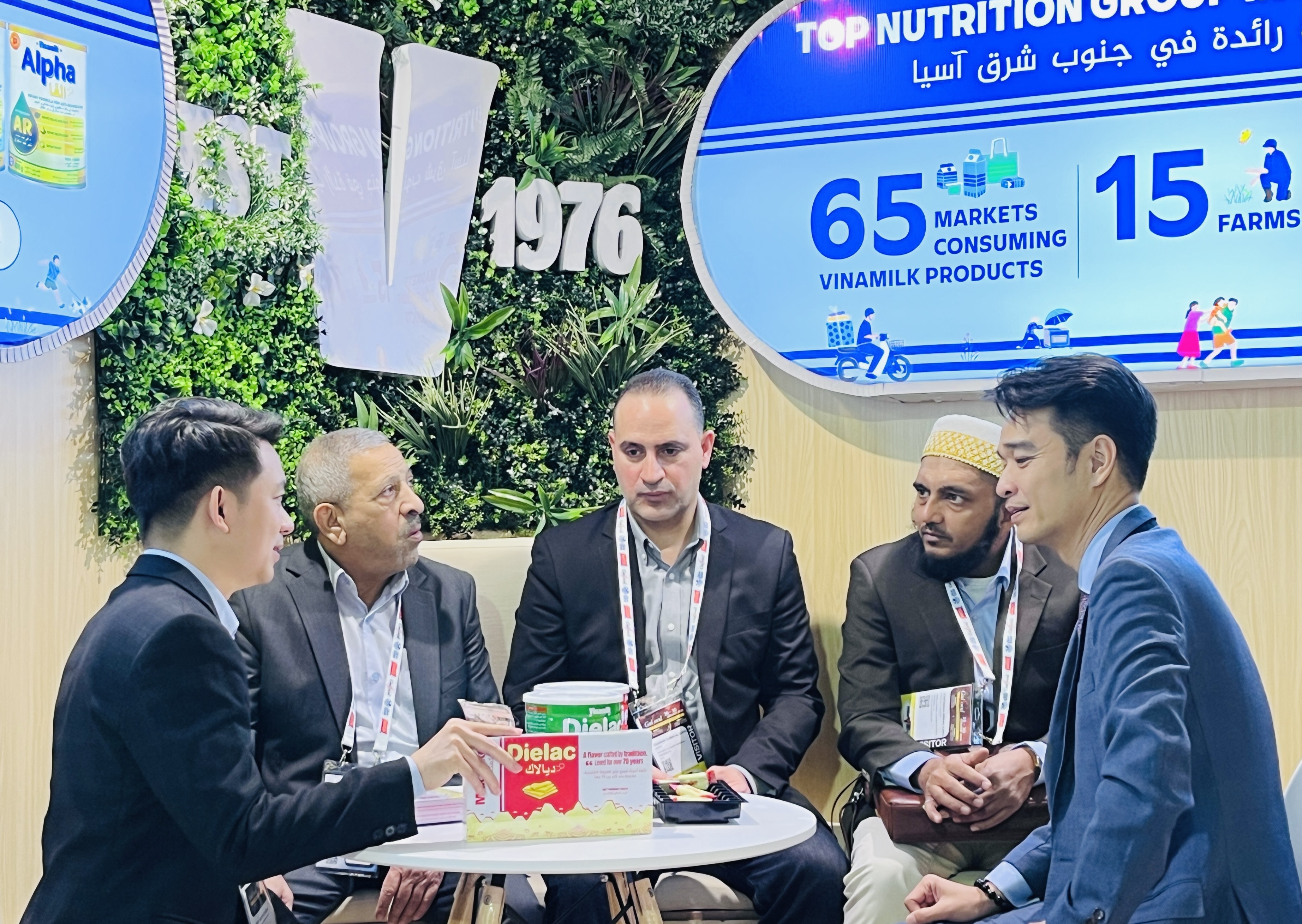 Vinamilk gặp gỡ đối tác, xúc tiến thương mại tại Hội chợ Quốc tế về Thực phẩm và Đồ uống Gulfood 2026 (tại Dubai) vào tháng 1/2026 và vẫn đảm bảo các đơn hàng xuất khẩu qua thị trường Trung Đông trong quý 1. Ảnh: Vi Nam.