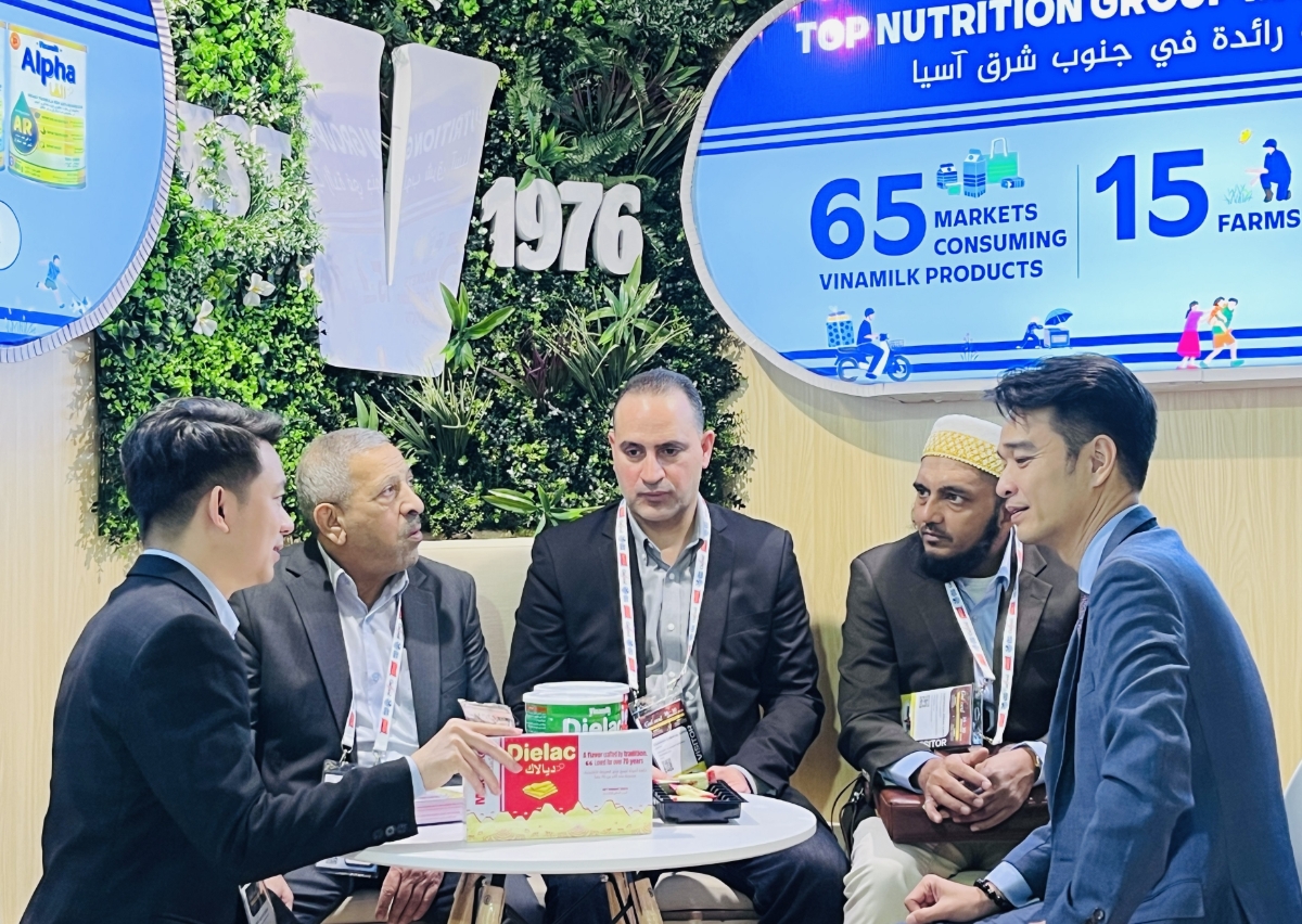 Vinamilk gặp gỡ đối tác, xúc tiến thương mại tại Hội chợ Quốc tế về Thực phẩm và Đồ uống Gulfood 2026 (tại Dubai) vào tháng 1/2026 và vẫn đảm bảo các đơn hàng xuất khẩu qua thị trường Trung Đông trong quý 1. Ảnh: Vi Nam.