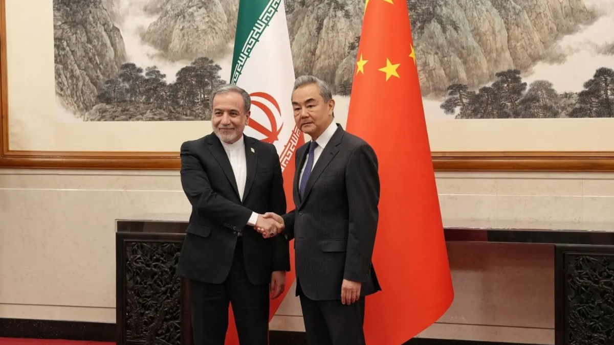 Ngoại trưởng Iran Abbas Araghchi (trái) và Ngoại trưởng Trung Quốc Vương Nghị trong cuộc gặp tại Bắc Kinh ngày 6/5/2026 - Ảnh: Bộ Ngoại giao Iran/CNBC.