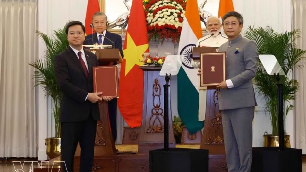Vietnamese, Indian leaders witness exchange of various deals