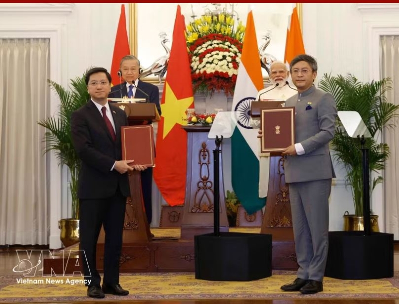 Vietnamese, Indian leaders witness exchange of various deals