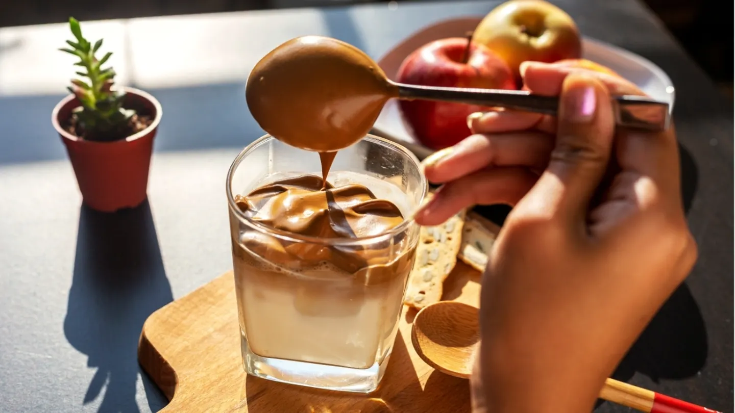 Nước dừa mang vị ngọt thanh tự nhiên, hơi béo nhẹ và một chút hậu mặn dịu, khi hòa cùng vị đắng thơm của cà phê tạo nên cảm giác cân bằng khá lạ miệng.
