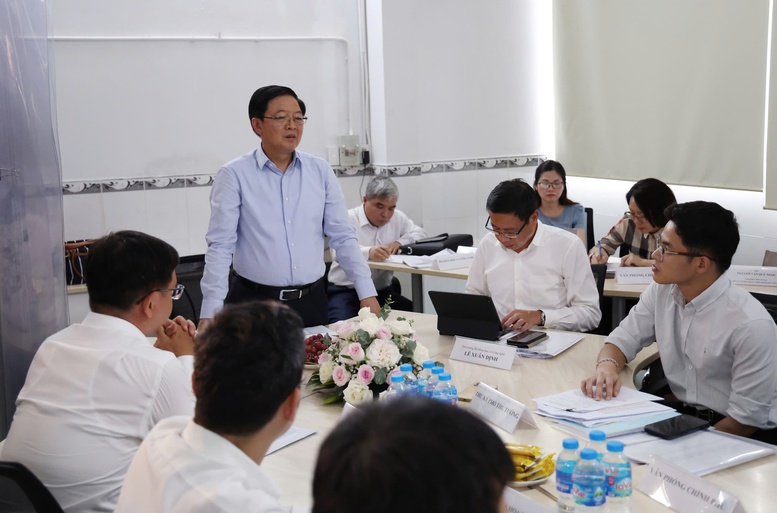 Phó Thủ tướng đánh giá cao Công ty Cổ phần Real-time Robotics Việt Nam - một doanh nghiệp khoa học và công nghệ của người Việt Nam - Ảnh: VGP. 