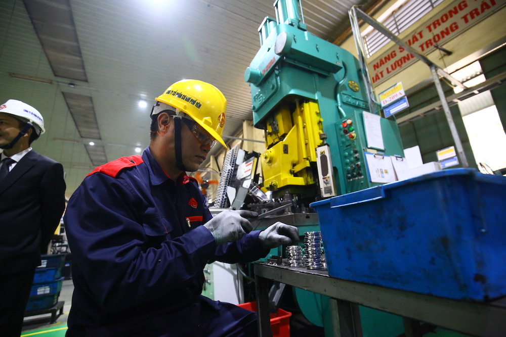 Động thái kiến nghị được đưa ra trong bối cảnh Bộ Tài chính đang lấy ý kiến đối với dự thảo nghị quyết cắt giảm ngành, nghề đầu tư kinh doanh có điều kiện. Theo VASI, nếu bỏ điều kiện kinh doanh đối với lĩnh vực ô tô, Việt Nam có nguy cơ suy giảm năng lực sản xuất trong nước và tác động tiêu cực tới hệ sinh thái công nghiệp hỗ trợ.