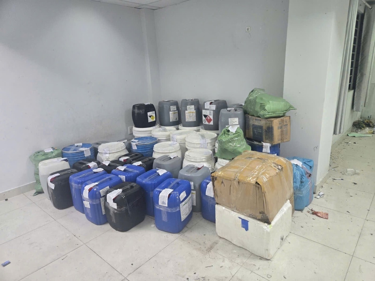 Tang vật bị thu giữ trong vụ án buôn bán, sản xuất giấm&nbsp;ACETIC.&nbsp;Ảnh: Cổng thông tin điện tử Bộ Công an.