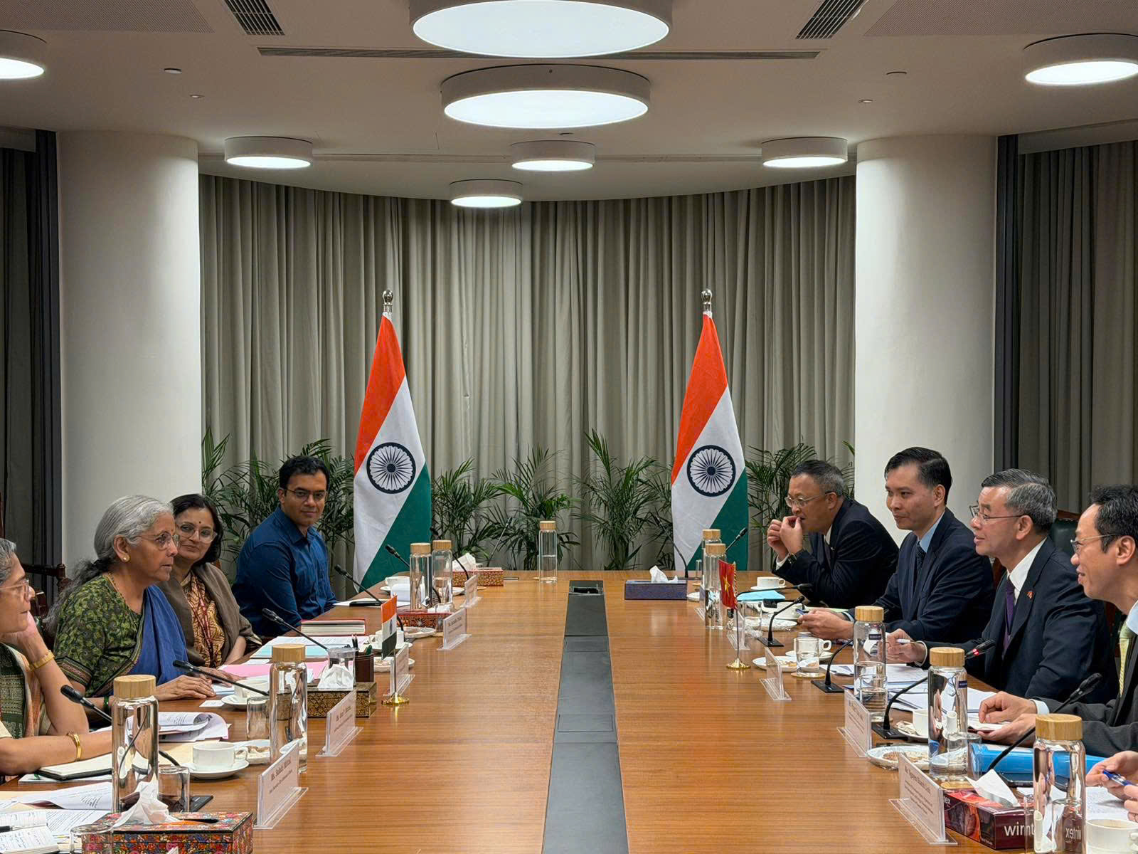 Overview of the bilateral talks between&nbsp;Vietnam’s Minister of Finance Ngo Van Tuan and India’s Finance Minister Nirmala Sitharaman. (Photo courtesy of Vietnam's Ministry of Finance)