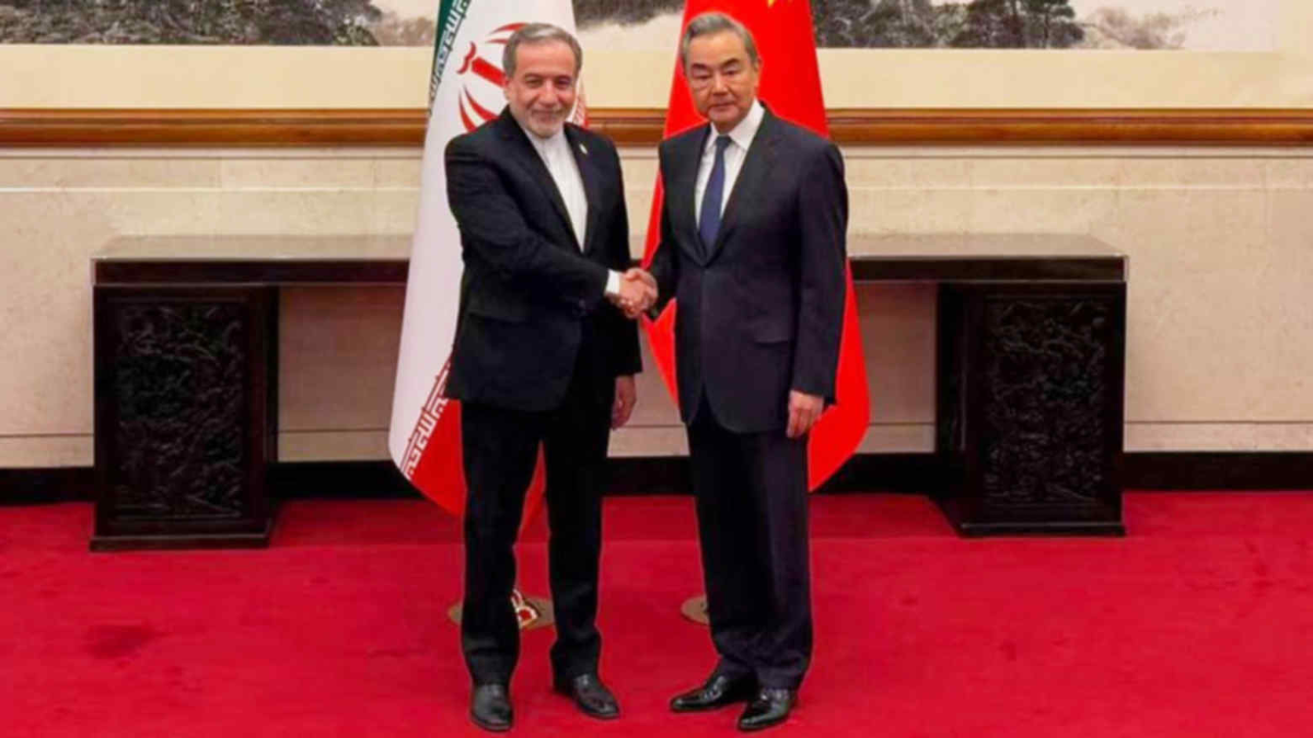 Bộ trưởng Ngoại giao Trung Quốc Vương Nghị (phải) gặp Bộ trưởng Ngoại giao Iran Abbas Araghchi tại Bắc Kinh ngày 6/5, trong bức ảnh do kênh Telegram của ông Araghchi đăng tải - Ảnh: AP.
